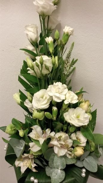 Fehér kézicsokor vegyes virágokból